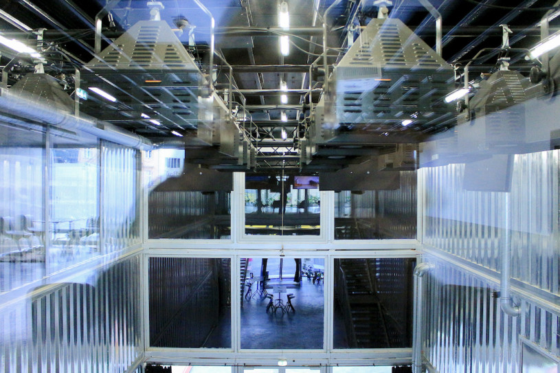 peluche74 ubicación foto película evento alquiler alemania berlin contenedor caja acero showroom 12