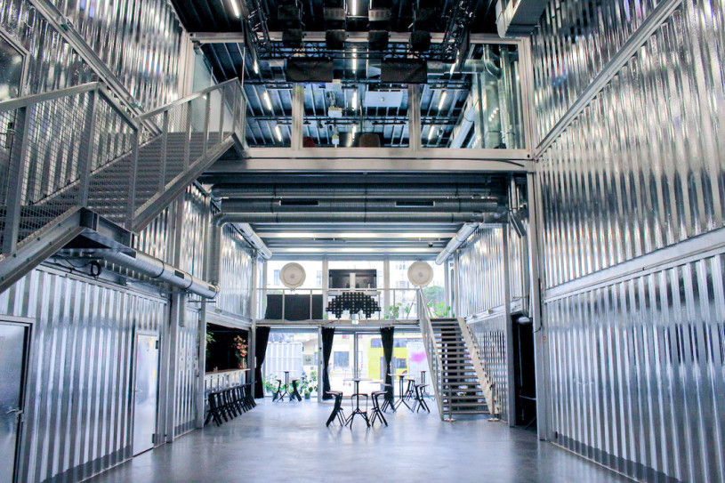 felpa74 ubicación foto película evento alquiler alemania berlín contenedor caja acero sala de exposiciones 14