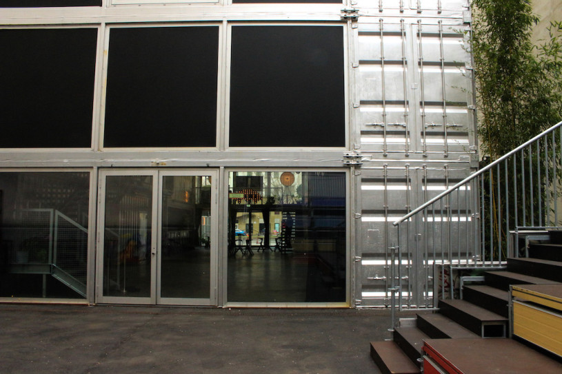 felpa74 ubicación foto película evento alquiler alemania berlin contenedor caja acero sala de exposición 37