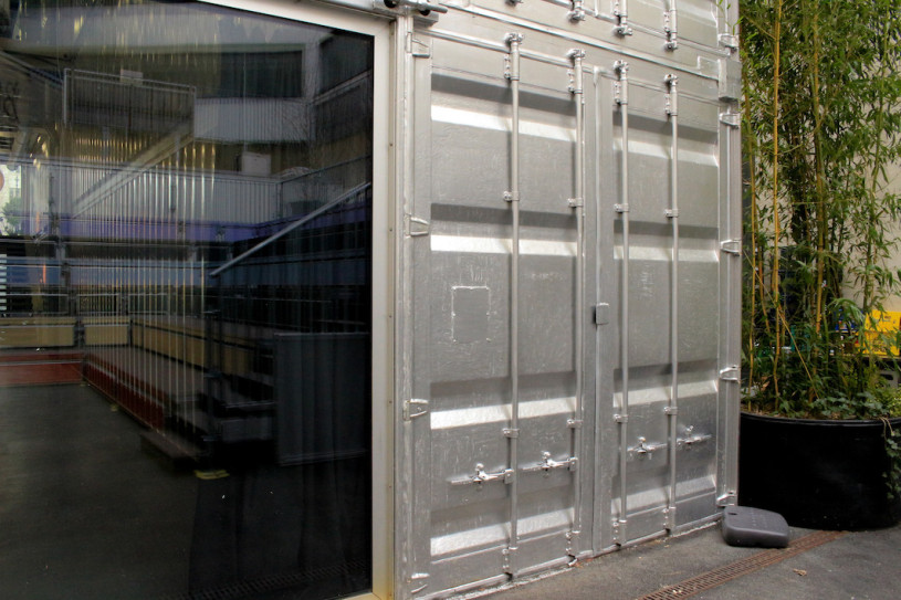 felpa74 ubicación foto película evento alquiler alemania berlin contenedor caja acero showroom 38