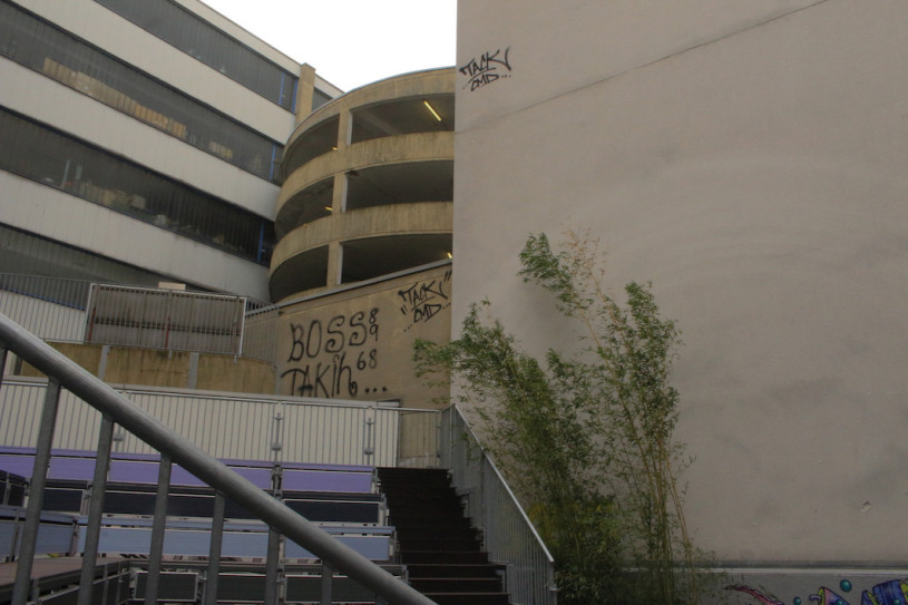 peluche74 ubicación foto película evento alquiler alemania berlin contenedor caja acero showroom 39