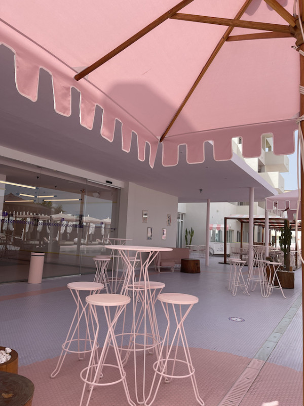 pluche74 locatiescout ibiza straten grafisch funky verhuur roze film foto evenement roze hotel zwembad auto10