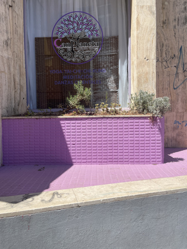 pluche74 locatiescout ibiza straten grafisch funky verhuur roze film foto evenement roze hotel zwembad auto15