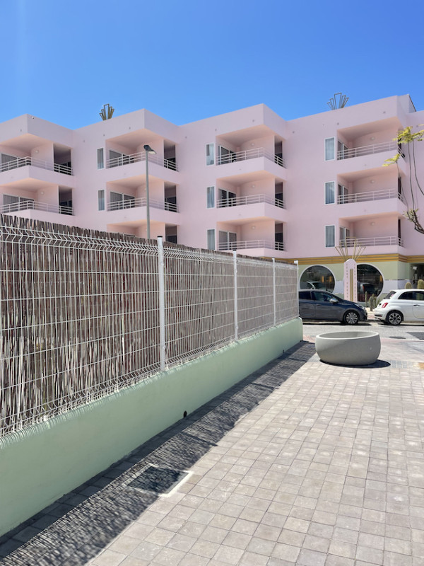 pluche74 locatiescout ibiza straten grafisch funky verhuur roze film foto evenement roze hotel zwembad auto17