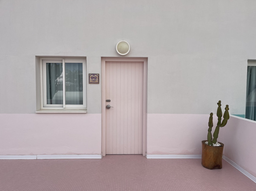 pluche74 locatiescout ibiza straten grafisch funky verhuur roze film foto evenement roze hotel zwembad auto19