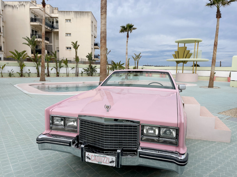 pluche74 locatiescout ibiza straten grafisch funky verhuur roze film foto evenement roze hotel zwembad auto2