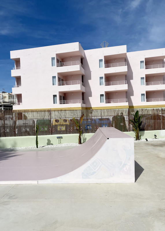 pluche74 locatiescout ibiza straten grafisch funky verhuur roze film foto evenement roze hotel zwembad auto21