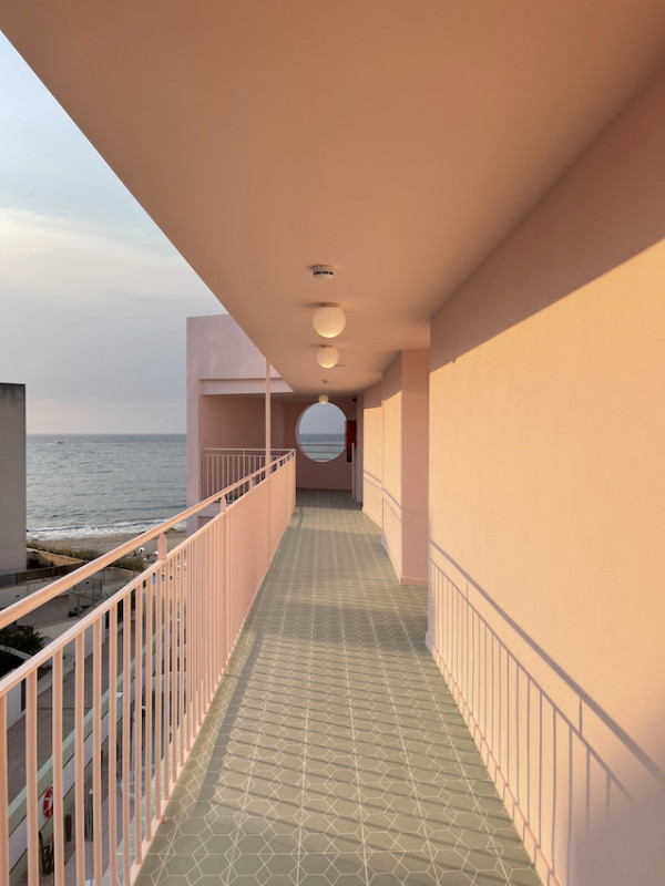 pluche74 locatiescout ibiza straten grafisch funky verhuur roze film foto evenement roze hotel zwembad auto3