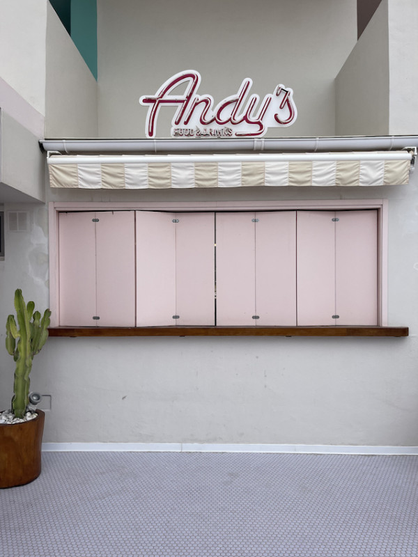 pluche74 locatiescout ibiza straten grafisch funky verhuur roze film foto evenement roze hotel zwembad auto4