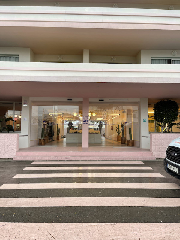 pluche74 locatiescout ibiza straten grafisch funky verhuur roze film foto evenement roze hotel zwembad auto5