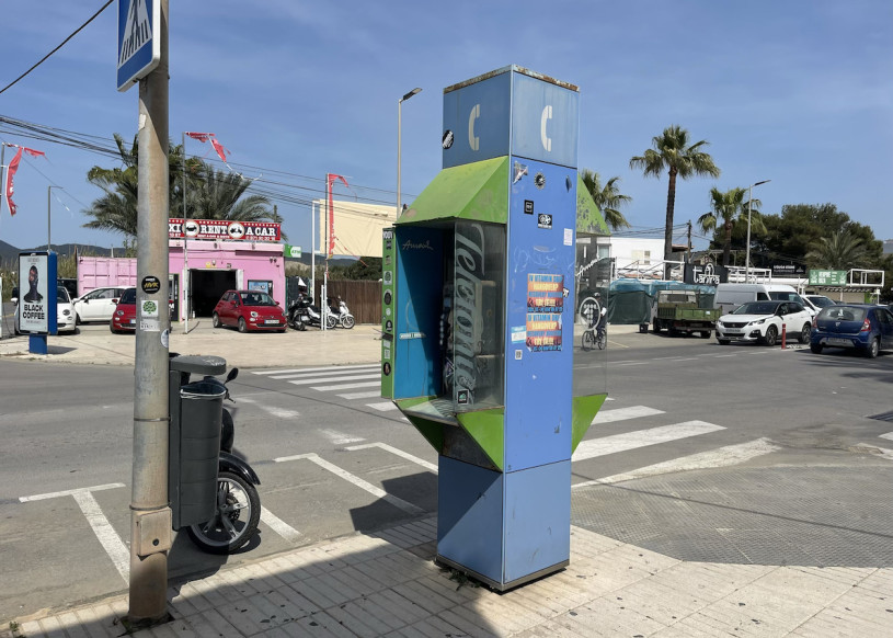 plush74 location scout ibiza straßen grafik funky vermietung rosa film foto event urban colors18