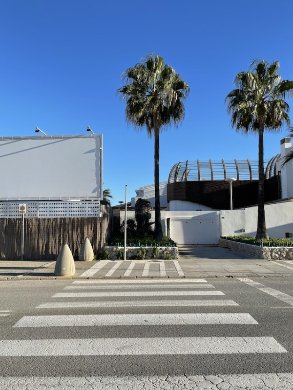 plush74 location scout ibiza streets grafik funky miete rosa film foto event urban colors26