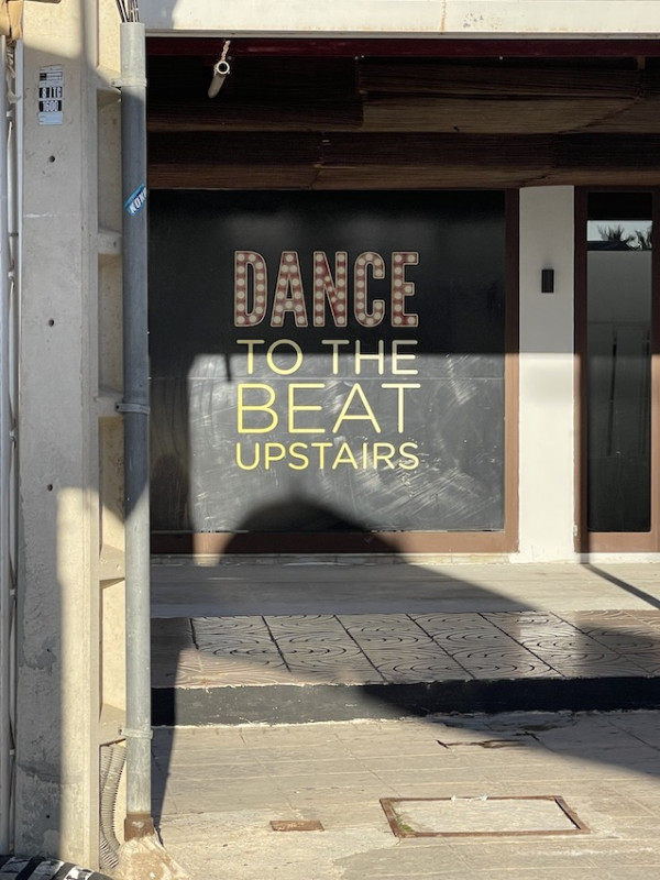 plush74 location scout ibiza streets grafik funky miete rosa film foto event urban colors29