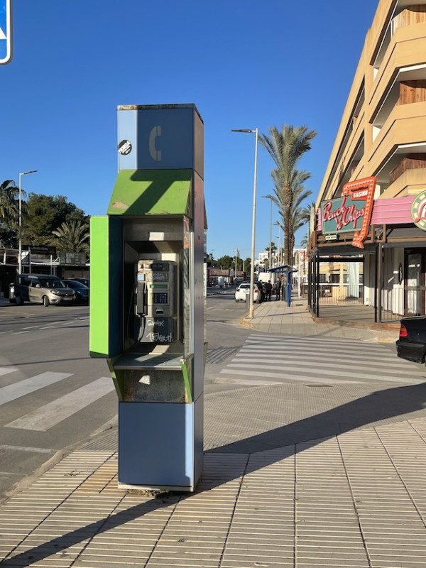 plush74 location scout ibiza streets grafik funky miete rosa film foto event urban colors30