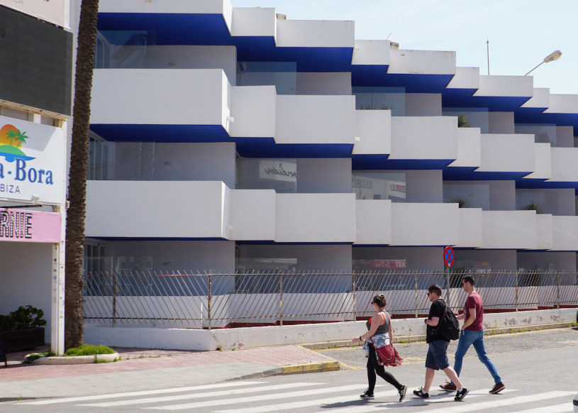 plush74 location scout ibiza straßen grafik funky vermietung rosa film foto event urban colors7