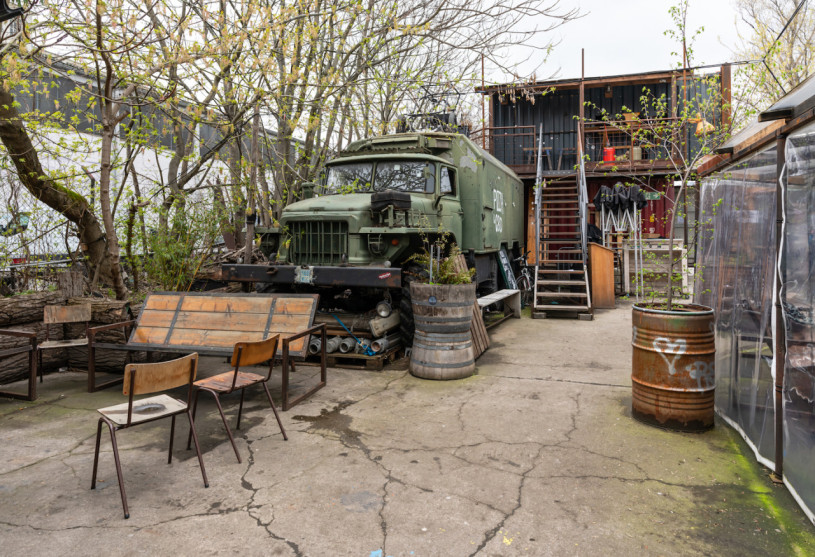 plush74 location scout rental photo film production berlin club bar funky1