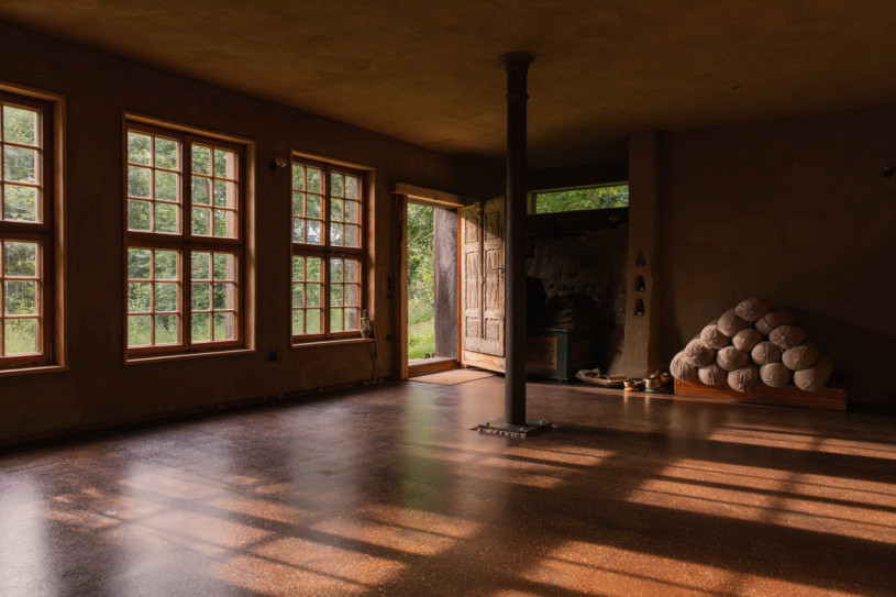 plush74 magical lakeside house 52