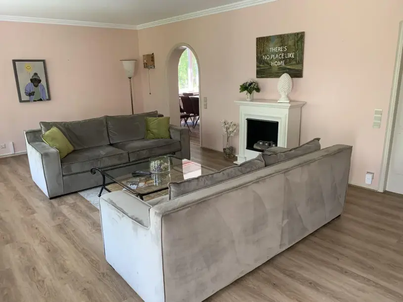 plush74 modern living room with pink walls 5