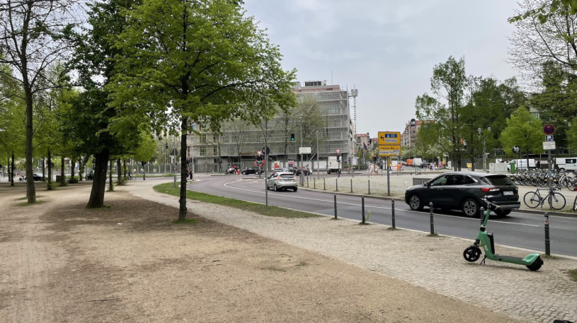 plush74 rental productions locaiton photo film germany berlin park street bench 345