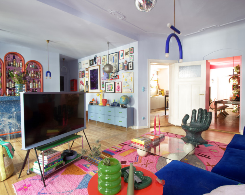 VIBRANT CREATIVE APARTMENT WITH BAR C