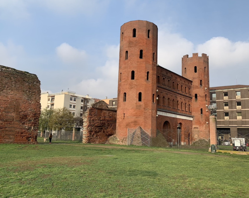 ANCIENT ROMAN CITY GATE