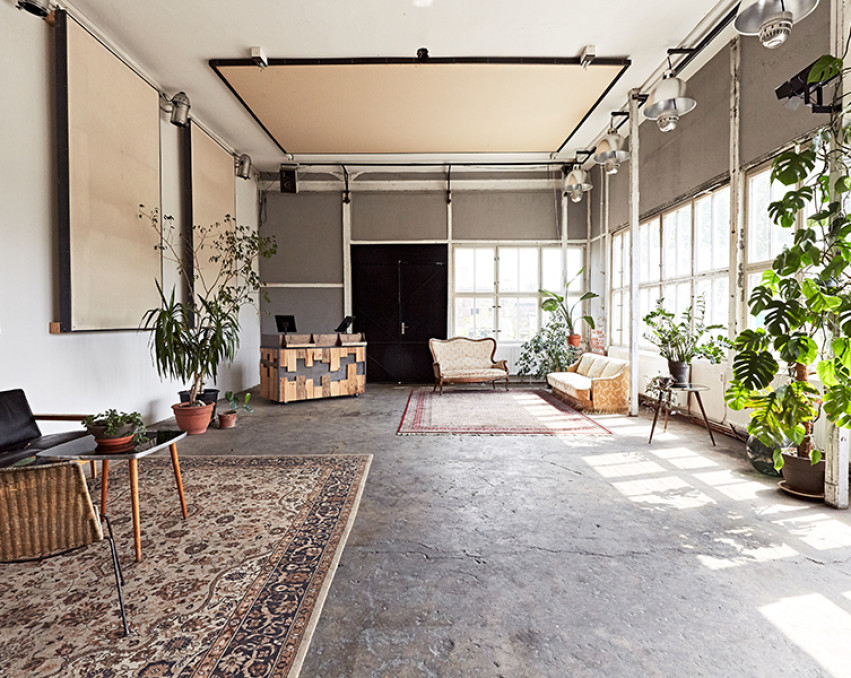 BRIGHT INDUSTRIAL EVENT ROOM WITH RIVER VIEW