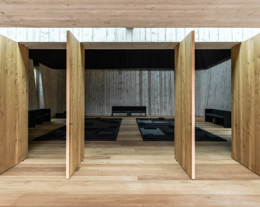 LANGSAMER KLANGTEMPEL AM FLUSSUFER