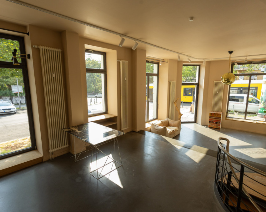 SPACIOUS POP-UP SHOWROOM IN BERLIN
