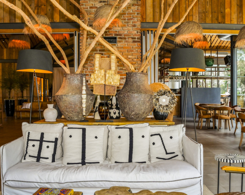 ELEGANT & COZY LOUNGE