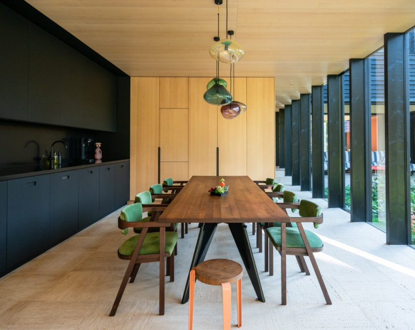 THE MODERN LAKE HOUSE