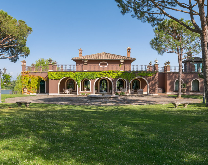 LAKESIDE GOLDEN VILLA NEAR ROME