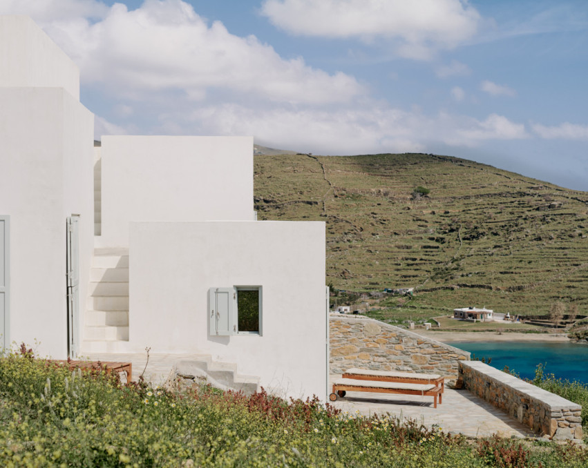WHITE CUBES ON THE AEGEAN